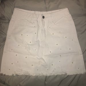 White denim skirt with pearls
